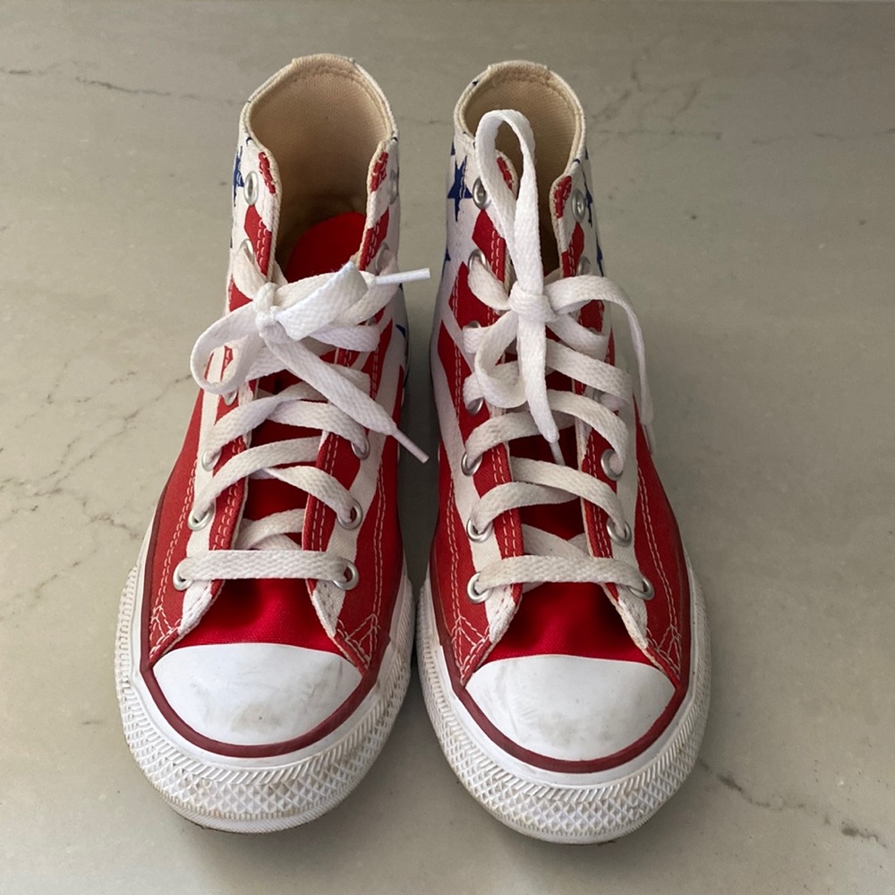 Unisex Converse-Rare American style pattern. Size 2Y. Barely worn!